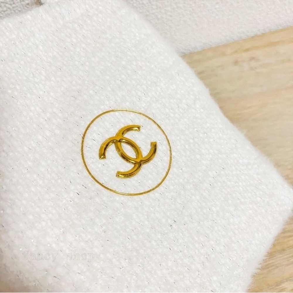 Chanel Beauté Soft Knit
Snow Metallic Mini Tote! - Picture 8 of 12